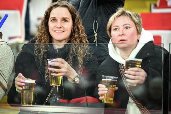 В Госдуме оценили возможные доходы от продажи пива на стадионах В год они могут достигать 5 млрд рублей если будет принят соответствующий законопроект пояснил первый зампред председателя думского комитета по физической культуре и спорту Дмитрий Свищёв Парламентарий ранее отмечал что законопроект может быть принят с поправками до конца года За счёт этих средств стадионы смогут улучшить свою материальную базу деньги также могут пойти на финансирование детско юношеского спорта заявил депутат в беседе с ТАСС За отмену запрета на продажу пива на спортивных объектах который действует с 1 января 2005 года высказались в Российском футбольном союзе Российской премьер лиге и министерстве спорта Подписаться на Говорит Москва Telegram VK MAX