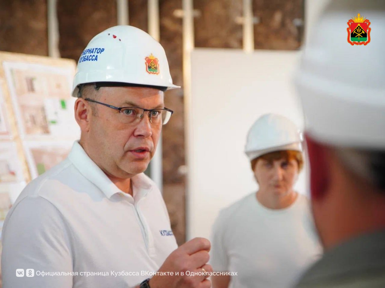 Детскую поликлинику в Белове построят до конца 2025 года Губернатор Кузбасса Илья Середюк посетил строительную площадку новой детской поликлиники в Белово. Трехэтажное здание возводится по нацпроекту «Продолжительная и активная жизнь». «К новой поликлинике будут прикреплены 14 тысяч юных беловчан. Сейчас детей принимают в стесненных условиях в поликлинике, которая находится в здании стационара. Помещений для нормального функционирования детского отделения там нет. На объекте встретился с подрядчиком. Есть отставание по срокам. Затягивать работы нельзя, ведь поликлинику ждут маленькие пациенты. Скорректировали график таким образом, чтобы ввести объект в эксплуатацию до конца года», — отметил губернатор Илья Середюк. Также глава региона проверил, как оказывается медпомощь в новой поликлинике в пгт Бачатский. Здание построили и оснастили в рамках нацпроекта «Здравоохранение». Ежедневно медицинскую помощь здесь получают порядка 500 человек. «Пообщался с пациентами, им новая поликлиника нравится. Здесь комфортно, удобно, есть все необходимое оборудование, даже игровая комната для детей. Важно, что поликлиника полностью укомплектована врачами. Это отличный пример взаимодействия главы города Сергея Игоревича Алексеева с главврачом медучреждения по решению кадровых вопросов», — отметил Илья Середюк.