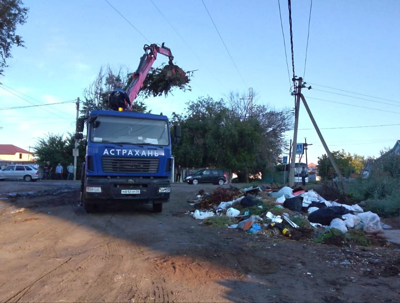 Астраханские коммунальщики продолжают бороться с мусором на улицах города Лето в Астрахани стало испытанием для городских коммунальных служб. С июня специалисты вывезли почти три тысячи тонн мусора и ликвидировали больше тысячи стихийных свалок. Но некоторые улицы приходится убирать еженедельно - жители упорно продолжают сваливать отходы прямо у домов. Подробнее:
