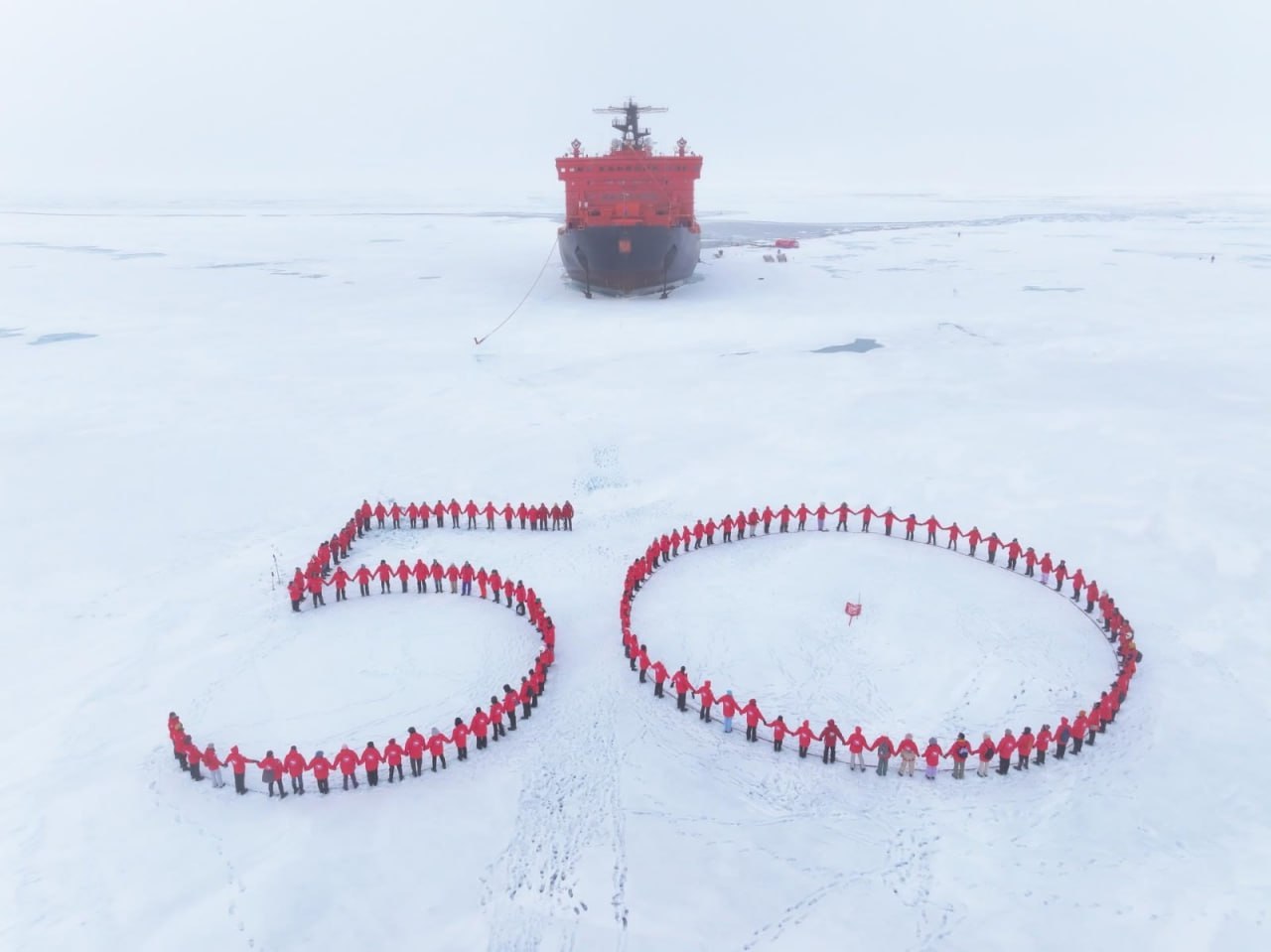 50-й круиз на Северный полюс Атомный ледокол «50 лет Победы» в 50-й раз доставил туристов на Северный полюс. 18 июля экспедиция достигла отметки 90° северной широты – самой вершины планеты. Каждое лето, когда арктические льды отступают, гигант ледокольного флота временно превращается из проводника по Севморпути в туристический лайнер. За 26 лет команда успела провести на полюс тысячи путешественников со всего мира. В Мурманск участники вернутся уже 25 июля. А впереди у ледокола подготовка к научно-просветительской экспедиции «Ледокол знаний». : «Клуб Полярных Путешествий» -21 Мурманск
