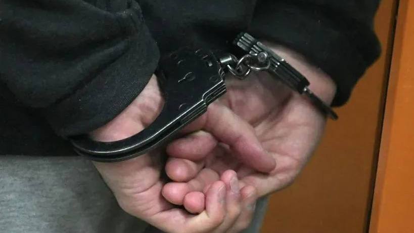 Начальник центра ГИМС в Забайкалье подозревается в продаже прав на управление лодками  В Забайкальском крае возбуждено уголовное дело против начальника центра Государственной инспекции по маломерным судам МЧС и старшего инспектора — их подозревают в получении взяток за выдачу удостоверений без экзаменов.  По данным СК, в мае 2025 года они получили 50 тыс. рублей от двух граждан за “успешную аттестацию” без проверки знаний. ФСБ заявляет о 20 подобных эпизодах — суммы взяток варьировались от 30 до 50 тыс. рублей.    Подписаться   Прислать новость