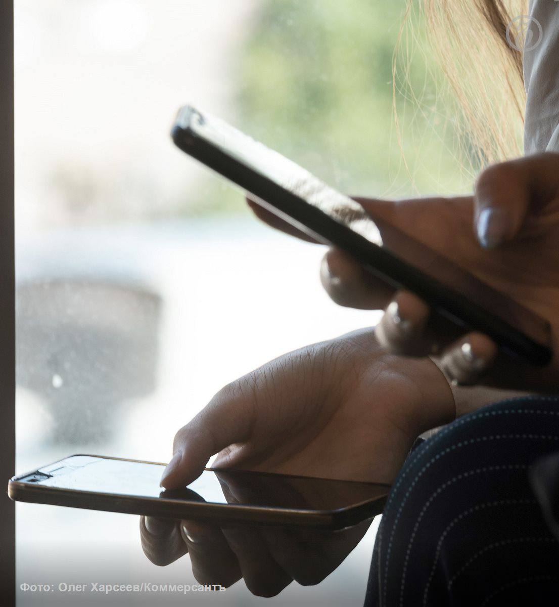 Продажи электроники и бытовой техники по итогам 10 месяцев сократились на 9 в отдельных категориях падение достигло 25 стало известно Ъ Наибольшие потери понесли смартфоны ноутбуки и телевизоры при этом сегменты связанные с приготовлением пищи дома стали одними из наиболее быстрорастущих Если учитывать коррекцию курса доллара то рынок чувствует себя нормально говорят эксперты спрос не упал критически и находится как минимум в стабильном состоянии Растут продажи бюджетных категорий Кроме того падение продаж смартфонов может говорить о том что люди стремятся продлить срок своим старым телефонам отсюда рост в сегментах аккумуляторов стекол и чехлов Ъузнал