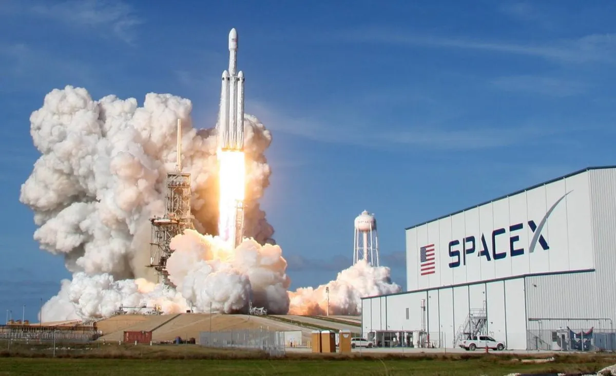 SpaceX считает что её планы по строительству дата центров в космосе могут не стать коммерчески жизнеспособными говорится в в проспекте компании к IPO Проекты компании опираются на непроверенные технологии и находятся на ранней стадии vc ru future 2880618