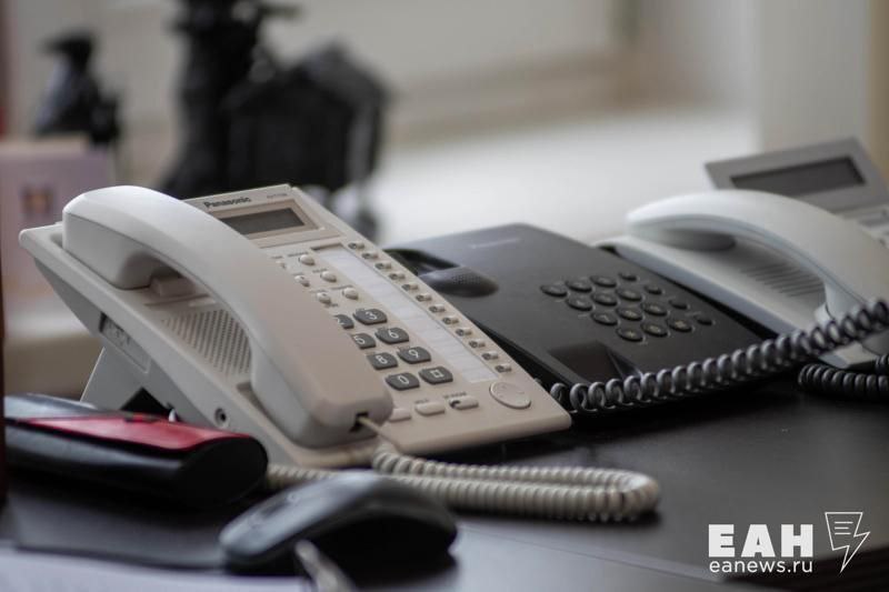 Самые популярные у мошенников слова опубликовало МВД России Чтобы выманить доступ к Госуслугам злоумышленники чаще всего говорят жертвам что их ждет доставка и нужно подтвердить личность или якобы от лица коммунальных служб сообщают о замене домофона а лжесотрудники Почты России просят авторизоваться в чат боте чтобы получить письмо В МВД привели примеры стандартных и наиболее часто используемых мошенниками для получения кода авторизации фраз от лица маркетплейсов и служб доставки Вам доставка посылка нужно подтвердить вашу личность чтобы мы могли передать ее курьеру Выступая якобы от лица коммунальных служб мошенники часто говорят следующие фразы Мы меняем в вашем подъезде домофон сколько вам нужно ключей от медицинских организаций Вы записаны на прием но нужно подтвердить что вы это вы Код пришлем по СМС Распознать мошенников представляющихся образовательными организациями поможет фраза Вы не прошли аттестацию и будете не допущены к экзамену но можно пройти тест на нашем сайте В МВД призывают как только вы слышите одну из этих фраз сразу кладите трубку ЕАН в MAX ЕАН в VK