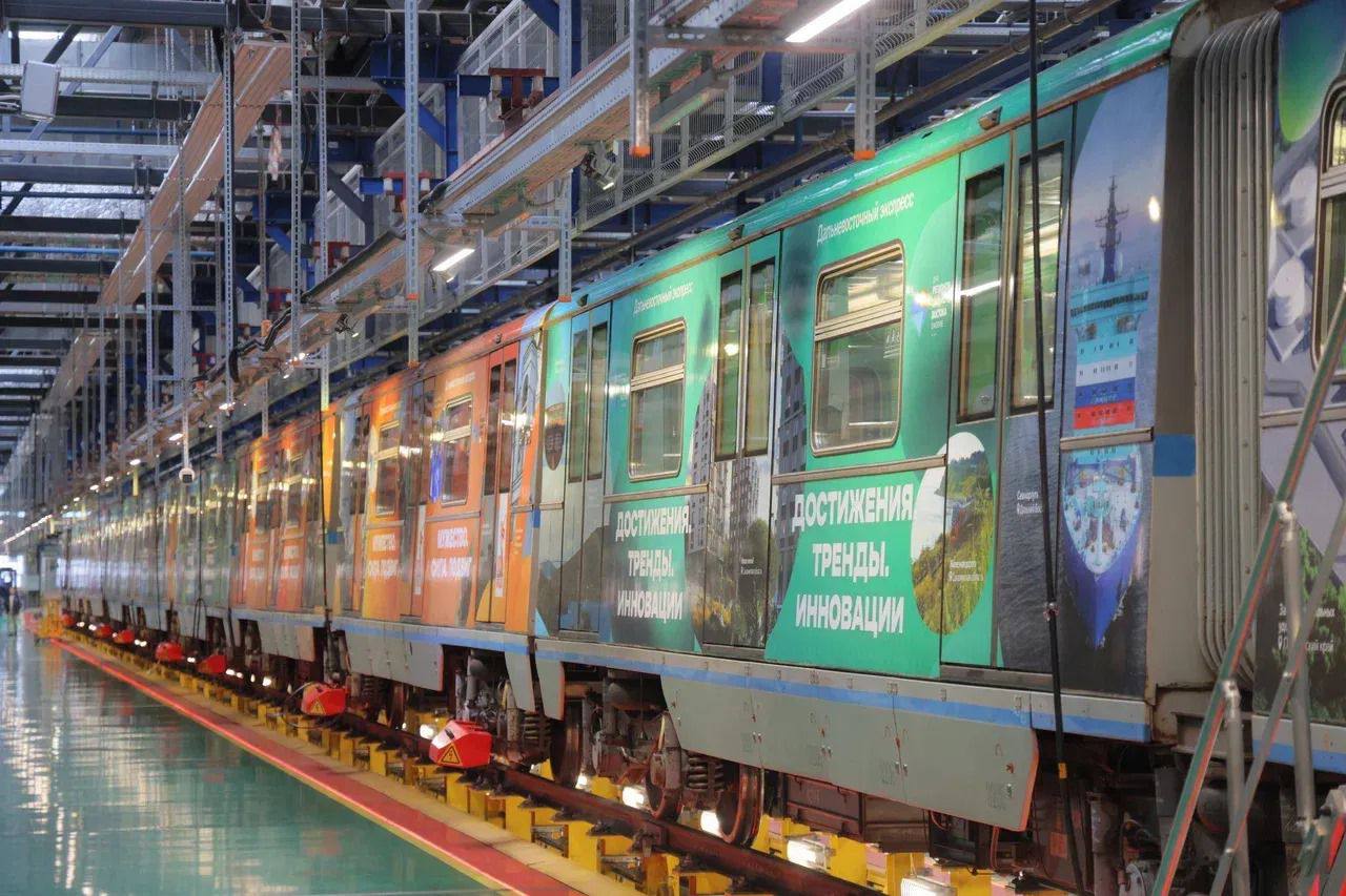 Дальневосточный экспресс вышел на линию московского метро В преддверии Дня народного единства специальный брендированный поезд Дальневосточный экспресс в восьмой раз вышел на линию московского метро Он будет курсировать в течение полугода по Арбатско Покровской линии ulusmedia Читайте нас в MAX