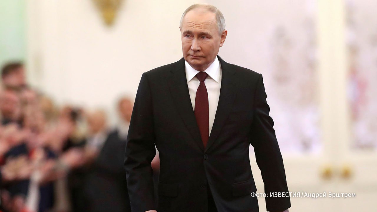 Владимир Путин рассказал, что во время захвата "Норд-Оста" первый раз встал на колени, чтобы помолиться. По его словам, русский человек больше, чем западный социум, склонен думать о вечном и безграничном. Об этом российский лидер рассказал в интервью журналисту Павлу Зарубину. Другие факты из жизни президента России и его заявления: Путин не считает себя "вершителем судеб", несмотря на четверть века у власти; Примирение с украинской частью русского народа неизбежно, это вопрос времени; У России и без ядерного оружия достаточно сил и средств, чтобы довести до конца СВО, до логического завершения; Россию хотели спровоцировать на ошибки в ходе спецоперации, но ей удается сохранять хладнокровие; Россия согласилась на Минские соглашения по Украине, потому что в них хотелось верить, теперь РФ будет учитывать этот опыт; Россия специально не готовилась к СВО; Россия с 2014 года сделала сильный рывок благодаря тем санкциям, которые Запад ввел после крымских событий; Россия по сути в одиночку противостоит всему коллективному Западу; Запад в 2000-е хотел разделить Россию на 4-5 частей; Президент признался, что не строг с внуками, они также могут неожиданно прийти к нему в гости в Кремль, несмотря на плотный график; Иногда рабочий день президента может закончиться позднее двух часов ночи; Если мы не будем опираться на наши традиционные ценности, то нас просто не будет. Отправить новость