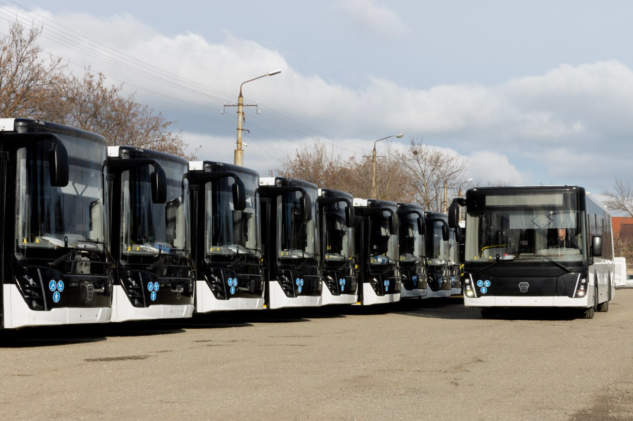 До конца года Крым получит 30 автобусов с повышенной вместимостью В Крыму продолжается обновление общественного транспорта С 2014 года в республику поступило более тысячи российских автобусов и троллейбусов До конца года ожидается поставка еще тридцати автобусов повышенной вместимости от КамАЗ НефАЗ и ЛиАЗ Автобусы работающие на дизельном топливе оснащены пандусом и специальной площадкой для людей с ограниченными возможностями Они также оборудованы всеми современными системами обеспечивающими высокий уровень комфорта и безопасности для пассажиров Фото Сергей Аксенов Tg Подписывайся на truekpcrimea