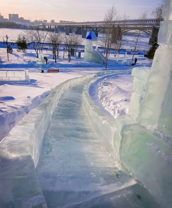 В Новосибирске стала известна стоимость ледового городка на набережной    Муниципальное учреждение «Дирекция городских парков» заключило договор аренды аттракциона «Ледовый городок» с единственным поставщиком.  Конкурс на право аренды не проводился. Как следует из материалов сайта госзакупок, стоимость контракта составляет 21 млн рублей.   Срок исполнения договора с 5 ноября 2024 года по 30 апреля 2025 года.   Афиша Новосибирска