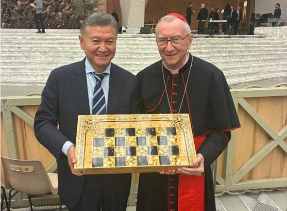 Набор дагестанских шахмат подарили Папе Римскому Набор дагестанских шахмат для Папы Римского Льва XIV привез в Ватикан экс президент Международной шахматной федерации FIDE Кирсан Илюмжинов который посетил торжественное собрание посвященное 60 летию декларации об отношении католической церкви к нехристианским религиям Nostra Aetate Документ призывает к диалогу последователей разных религий и порицает дискриминацию людей из за их расы цвета кожи условий жизни или религии Ранее в 1993 году аналогичный подарок шахматы изготовленные из серебра кубачинскими мастерами были переданы Папе Римскому Иоанну Павлу II