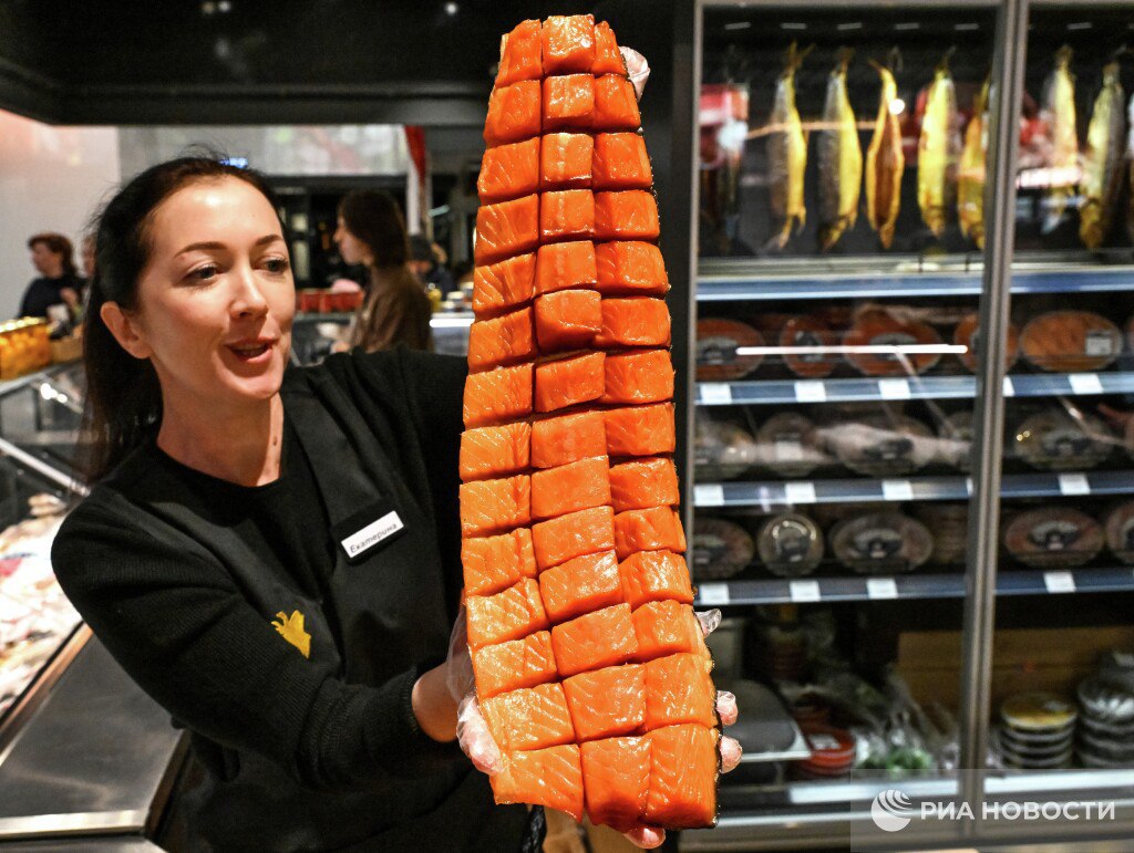 Самой популярной рыбой у россиян является селедка на втором месте лососевые а замыкают пятерку треска скумбрия и минтай заявил в интервью РИА Новости президент ВАРПЭ Герман Зверев По методологии FAO Россия входит в первую двадцатку стран по потреблению рыбы напомнил глава ВАРПЭ Но в ряде стран потребление рыбы выше в силу их географического положения Подписаться на РИА Новости экономика Все наши каналы