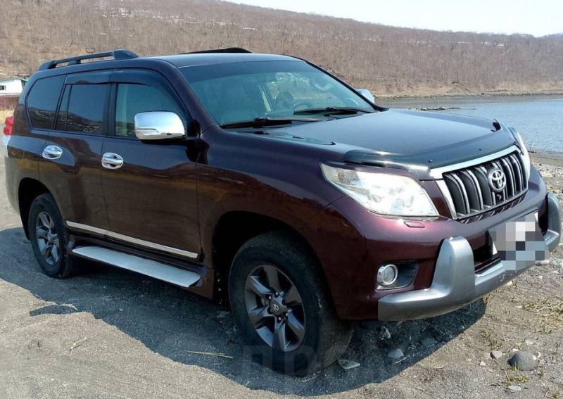 Вилючинскую автоледи лишили второго автомобиля за пьяные поездки 46 летняя жительница Вилючинска за пристрастие к пьяным поездкам за рулём лишилась уже второй дорогой машины сообщили РАИ КАМЧАТКА ИНФОРМ в краевой прокуратуре В июне женщину управлявшую внедорожником Тойота Ленд Крузер Прадо остановили для проверки сотрудники ГАИ Женщина была нетрезва Также выяснилось что это уже не первый залёт автоледи В ходе составления протоколов автомобилистка несколько раз ударила прибывшего на место происшествия следователя а также публично в грубой нецензурной форме оскорбила его Суд признал женщину виновной по ч 2 ст 264 1 УК РФ управление автомобилем в состоянии опьянения при наличии судимостей за совершение аналогичного преступления Женщина приговорена к одному году лишения свободы условно и лишена водительских прав на три года Тойота Ленд Крузер Прадо конфискована в доход государства В суде горожанка пыталась доказать что внедорожник она продала несколькими днями ранее произошедшего инцидента но прокурор эту вервию опроверг В прокуратуре отметили что в 2023 году у женщины за совершение аналогичного преступления конфисковали кроссовер Ниссан Мурано По поводу буйного поведения горожанку осудили ранее признав виновной по двум статьям УК 318 применение неопасного насилия в отношении представителя власти и 319 оскорбление сотрудника при исполнении По совокупности автомобилистку оштрафовали на 90 тысяч рублей КАМЧАТКА ИНФОРМ новости Камчатки в Telegram Фоторепортажи и эксклюзивные материалы на kamchatinfo com НАПИСАТЬ НАМ