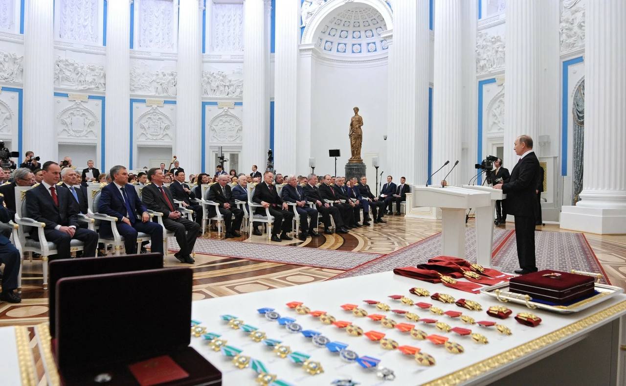 22 мая в Екатерининском зале Кремля состоится церемония вручения Президентом высших государственных наград Российской Федерации Среди более двадцати награждённых орденами, медалями и почётными званиями – военные, лётчики-космонавты, представители общественных и религиозных организаций, государственные деятели, музыканты, журналисты, многодетные матери, работники сферы здравоохранения, культуры, образования и промышленности. Оперативно о политике