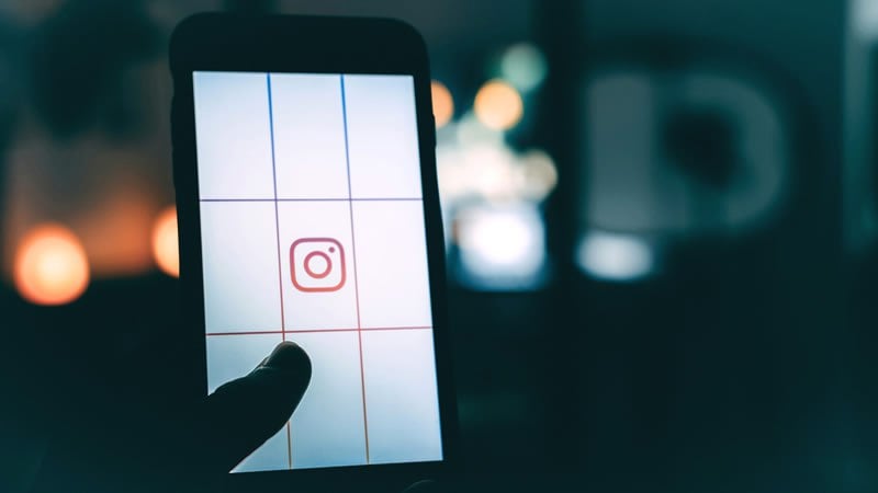 Instagram будет использовать ИИ, чтобы выявлять подростков, скрывающих свой возраст  Instagram внедряет новую систему на основе искусственного интеллекта, которая сможет определять возраст пользователей, даже если они пытаются его скрыть. Алгоритм будет анализировать фотографии, подписки и публикации друзей, чтобы определить реальный возраст.  Это решение вызвано давлением со стороны родителей и законодателей, обеспокоенных влиянием платформы на психическое здоровье подростков.   Новый ИИ-инструмент под названием Adult classifier автоматически переведет пользователей младше 18 лет в аккаунты с более строгими настройками конфиденциальности, независимо от указанных ими данных при регистрации.  Система будет запущена в начале следующего года.   Подробнее