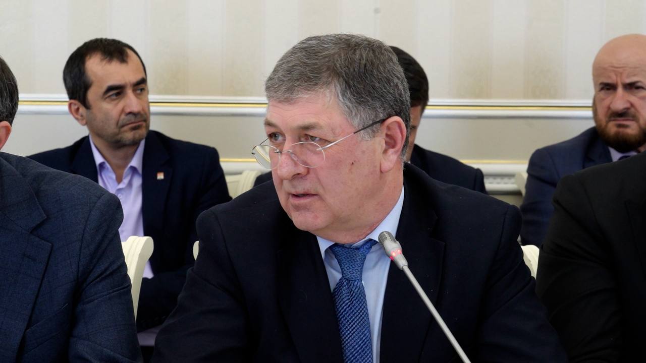 Махачкала вышла на стабильное финансирование и сократила кредиторскую задолженность За 11 месяцев текущего года в городскую казну поступило 5 95 млрд рублей собственных доходов выполнение плана по налогам 113 рост по сравнению с прошлым годом 123 8 На заседании с докладом выступил заместитель главы г Махачкалы Хаким Ашиков Собственные доходы города позволяют не только выполнять текущие обязательства но и погашать задолженности прошлых лет По поручению Джамбулата Салавова эти задолженности были погашены подчеркнул он На начало 2025 года кредиторская задолженность достигала 629 7 млн рублей С 1 июля за счет собственных поступлений и поддержки из республиканского бюджета удалось погасить 359 5 млн рублей Уже оплачены все коммунальные услуги муниципальных учреждений текущие расходы и задолженности по уличному освещению 137 млн рублей После завершения оплаты электроэнергии по светофорным объектам город полностью выйдет на ежемесячное финансирование текущих расходов Все социально значимые и первоочередные расходы до конца декабря будут профинансированы включая субсидии на горячее питание школьников дорожные работы и жилье для детей сирот Бюджет города работает эффективно и мы выходим на стабильное финансирование текущих расходов Главная задача не допускать долгов и поддерживать муниципальные предприятия отметил Ашиков Мэрия Махачкалы MAX