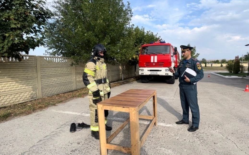 В Карачаево-Черкесии стартовал смотр-конкурс на звание «Лучший добровольный пожарный» и «Лучшая добровольная пожарная команда» Ежегодно в Карачаево-Черкесии проводится смотр конкурса на звание «Лучший добровольный пожарный» и звание «Лучшая добровольная пожарная команда». В этом году смотр-конкурс стартовал 1 июля. Мероприятие пройдет в два этапа - на муниципальном и региональном уровнях. Свои знания по тактической подготовке, охране труда и оказанию первой помощи пострадавшему добровольцам необходимо будет показать на теоретическом этапе. Практический же этап будет включать в себя такие упражнения, как надевание боевой одежды пожарного, прокладывание рукавной линии со стволом от пожарного автомобиля. Для оценки результатов будут учитываться временные и качественные показатели выполнения упражнений. Для участия в конкурсе необходимо подать заявки до 1 августа 2025 года. Для подробной информации обращаться в отдел организации пожаротушения и проведения АСР ГУ МЧС России по КЧР по номеру 88782-29-48-10