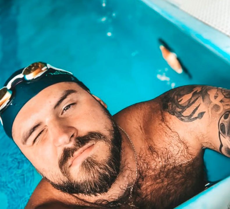 В Босфоре нашли тело предположительно пропавшего российского пловца Николая Свечникова Полиция обнаружила неизвестного утром во время уборки побережья передает IHA Предполагается что это может быть российский пловец Николай Свечников который пропал во время межконтинентальной гонки 24 августа Напомним 29 летний спортсмен участвовал в массовом заплыве через Босфор Он был единственным из трех тысяч человек кто не добрался до финиша Ранее появлялась информация о сигналах с трекера Свечникова но организаторы заплыва ее опровергли Спортсмена искали больше месяца привлекали даже вертолет и водолазов но безуспешно   Подпишитесь на Абзац TG VK Дзен MAX Rutube