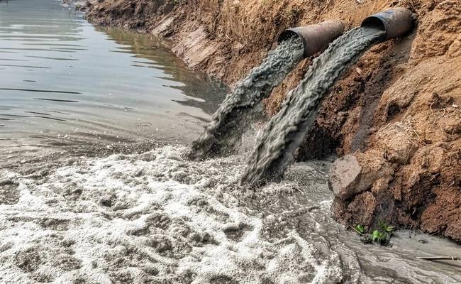 ОШТРАФОВАН ЗА СБРОСЫ В РУЧЕЙ В результате проверки прокуратуры Мышкинского района начальник участка областного предприятия оштрафован на 50 тысяч рублей за загрязнение ручья Как сообщают в прокуратуре в июле текущего года из за ненадлежащей работы оборудования на канализационной насосной станции 2 города Мышкина произошло загрязнение воды в Никольском ручье В связи с тем что оборудование было неисправно прокуратура района возбудила в отношении начальника Мышкинского участка ГП ЯО Яроблводоканал административное дело о нарушении законодательства в сфере охраны водных объектов которое может повлечь их загрязнение По итогам рассмотрения дела должностному лицу назначено административное наказание в виде штрафа Капитал продолжает уничтожать окружающую среду Был запущен проект Оздоровление Волги выделены деньги на спасению реки но как мы все помним проект не был реализован а деньги присвоили В итоге ярославцы остались с грязной водой и ее продолжают загрязнять дальше Начальник участка областного предприятия оштрафован лишь на 50 тысяч рублей Отравлять воду во время экологического бедствия это преступление против людей Поэтому наказание в виде такой суммы выглядит очень смешно особенно для директора То что прокуратура выявила нарушение и директор понес наказание это хорошо но сама проблема с грязной водой не решена и скорее всего в эпоху капитализма уже никогда решена не будет Штраф не решение проблемы Капиталисту в целом не свойственно решать какие либо проблемы за свой счёт Все проблемы решит рабочий в виде штрафов за купание или урезания зарплаты Трудящийся человек остается ограбленным и с грязной водой Подписаться Чат Свободный Ярославль