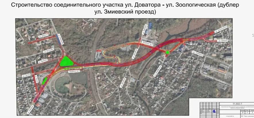 В Ростове может появится дублер перегруженного Змиевского проезда Администрация донской столицы утвердила проект планировки территории для строительства новой автомагистрали Она станет альтернативой легендарному но уже перегруженному Змиевскому проезду Сообщает Privet Rostov ru Новая дорога свяжетжет улицу Доватора с Зоологической создав дополнительный выезд из города Её ключевая задача разгрузить существующую магистраль и улучшить транспортную доступность для жилых кварталов в районе улицы Таганрогской Также трасса обеспечит связь с федеральной трассой Р 280 Новороссия и строящейся Западной хордой Согласно прогнозам проектировщиков после ввода в эксплуатацию по новому дублеру ежедневно будет проезжать от 59 до 69 3 тысяч автомобилей Это позволит снизить нагрузку на старый Змиевский проезд до минимальных 4 тысяч машин в сутки Движение грузового транзита по новой трассе будет запрещено она предназначена в основном для локального транспорта обслуживающего предприятия района Строительство разбитое на этапы включает расчистку территории возведение земляного полотна путепровода через железнодорожные пути и эстакады над поймой реки Темерник Общая площадь объекта составит 113 тысяч квадратных метров Земли необходимые для прокладки дороги будут изъяты у текущих собственников Подпишись на 1Rnd в МАХ Написать в редакцию