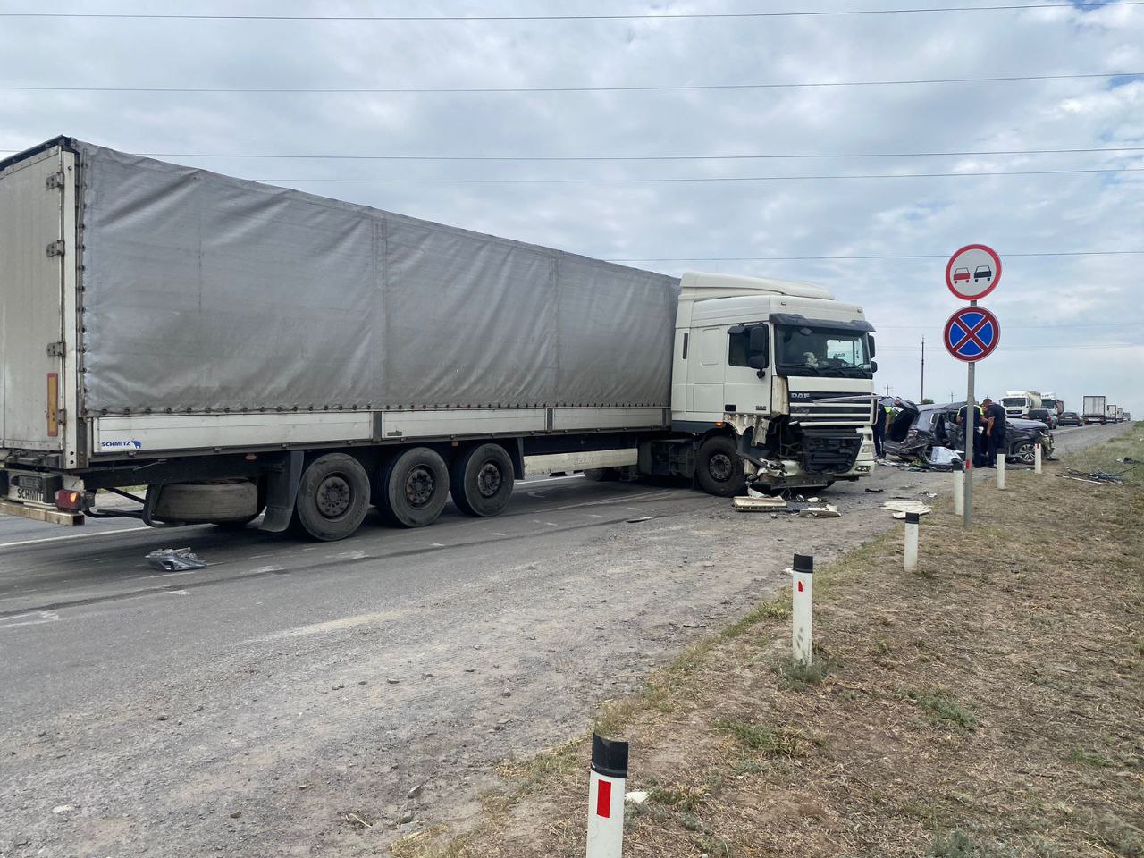 Под Волгоградом в ДТП погиб подросток  ДТП случилось 9 августа на 134-м км дороги Волгоград — Каменск — Шахтинский. 40-летний водитель автомобиля Chery Tiggo 4 Pro не справился с управлением, выехал на встречку и протаранил двигавшуюся в попутном направлении машину «Лада Веста», а затем совершил лобовое столкновение с грузовиком DAF.  В результате ДТП погиб пассажир «Лады». Речь идет о 15-летнем подростке. Кроме того, в больницу увезли водителя этого автомобиля.    Прокуратура Волгоградской области  Все эксклюзивы