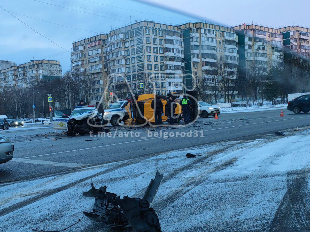 Сегодня утром в Белгороде произошло ДТП между погрузчиком и автомобилем ДПС.   прислать новость за вознаграждение