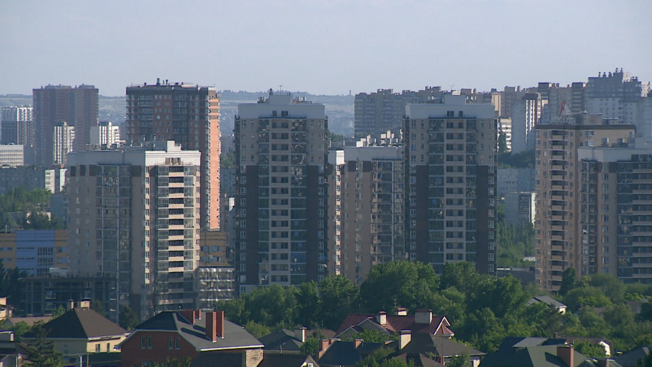 В Волгограде проживание в арендованной квартире на 74,2 % дешевле бронирования номера в трехзвездочной гостинице К таким выводам пришли аналитики «Домклик». Аренда жилья посуточно в среднем стоит 4,1 тысячи рублей, ночь в гостинице – 7,1 тысячи рублей. По разрыву цен город вошел в топ-5. На первом месте Екатеринбург с разницей 122,7 %, на втором Санкт-Петербург – 87,1 %, на третьем Владивосток – 83,2 %, на четвертом Москва – 80,9 %. Наименьшая разница в Краснодаре – 13,4 %, выгода составит всего 600 рублей в сутки. Подписаться Перейти на сайт Федеральные «Вести» в МАХ