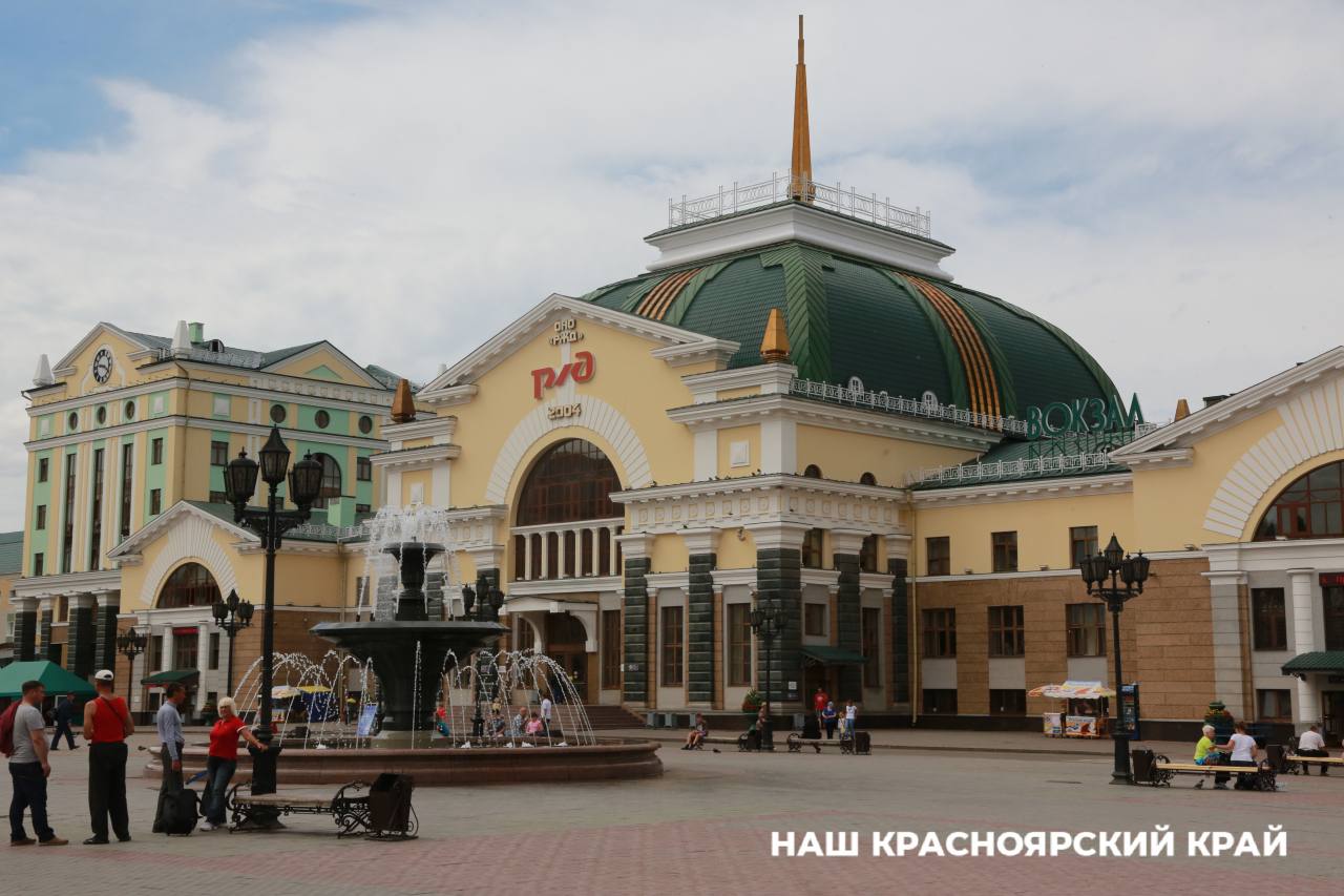 В Красноярске изменится схема движения из-за строительства метротрама  С 00:00 19 октября до 23:00 28 октября сузят сразу две проезжие части:  - На Деповской от улицы Братьев Абалаковых до ул. Бограда, 113;  - Также в переулке Выборгский в районе здания по ул. Деповская, 15.   На это же время введут запрет на остановку и стоянку на парковке с восточной стороны здания по улице 30 Июля, 1г.  С 00:00 29 октября до 23:00 2 ноября перекроют:  - Проезд с северной стороны Привокзальной площади;  - Участок улицы Бограда от Привокзальной площади до Деповской.   Запретят остановку и стоянку транспорта на проезде от улицы Бограда до переулка Выборгский.