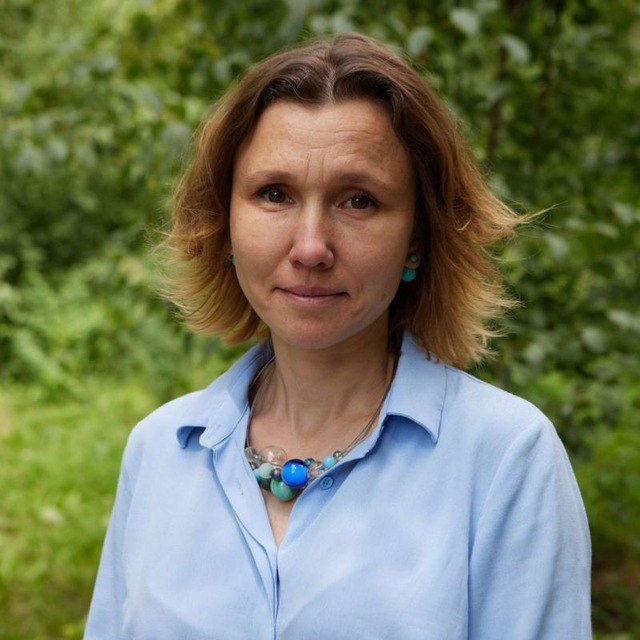 В Екатеринбурге на правозащитницу Веру Мангалиеву составили протокол о дискредитации армии Юристку правозащитницу и бывшую кандидатку в депутаты Гордумы Екатеринбурга от Яблока Веру Мангалиеву полицейские подкараулили у Свердловского облсуда и составили на нее протокол о дискредитации армии об этом 7х7 сообщили близкие к ситуации источники Мангалиева отказалась ехать в отделение заявив что ее присутствие при оформлении протокола не требуется В чем именно ее обвиняют станет известно только после передачи материалов в суд В тот день юристка выступала в суде в качестве защитницы активистки Татьяны Колеговой Ту признали виновной в участии в массовом пикете против строительства мусорного полигона в Сысерти Несмотря на то что дело вернули на пересмотр из за процессуальных нарушений сегодня суд оставил постановление о наказании Колеговой в силе Защита настаивала на многочисленных несоответствиях в материалах дела и указывала что на видео полицейские сами сопровождают активистку в здание администрации Суд это не учел Сверддловскаяобласть
