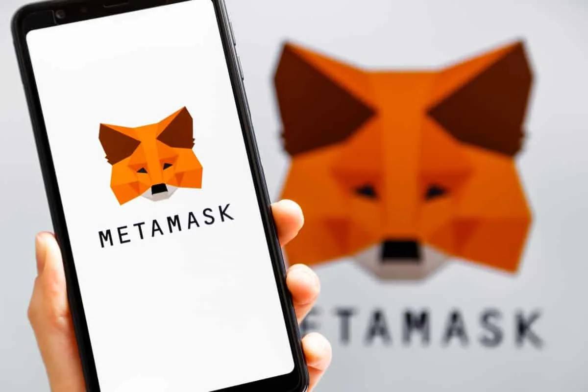 Криптокошелек MetaMask предоставил возможность создавать адреса с помощью аккаунтов Google или Apple Новая функция Социальный вход позволяет пользователям использовать свои аккаунты Google или Apple для создания резервного копирования и восстановления кошельков Ранее для уравление криптокошельком традиционно требовалось 12 словной секретной фразы или приватный ключ Как заявили разработчики функция социального входа упрощает процесс создания и управления кошельком MetaMask является одним из самых популярных Web 3кошельков По информации разработчиков его используют более 100 млн человек в год Компания разработчик криптокошелька Consensys сооснователя Ethereum Джозефа Любина который является главой компании SharpLink одного из крупнейших корпоративных держателей криптовалюты Ethereum