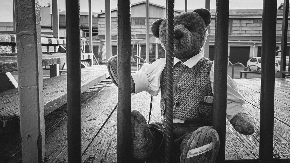 Третий день ищут 9-летнего мальчика, пропавшего в Березниках.  В Березниках пропал девятилетний мальчик. Его разыскивают начиная с 24 июля, сообщает березниковский поисковый отряд «Миля». Мальчику необходим врач, указано в ориентировке.  Как сообщил Properm.ru инфорг поиска, мальчика на текущий момент все еще ищут около 50 человек, среди них — волонтеры и полиция. Портал направил запрос дежурному ГУ МВД Прикамья.  Приметы: рост 135 см, худощавый, темно-русые волосы и голубые глаза. Перед пропажей мальчик был одет в синюю джинсовую куртку, серые спортивные штаны, на ногах — черные кроссовки с белыми полосками.  Инфорги поиска: Анастасия — +7  992  216-68-59 Александра — +7  982  442-58-94