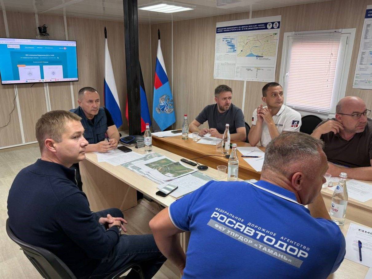 В ДНР будет построен обход Мариуполя Этапы реализации проекта, сроки выполнения и другие вопросы обсуждались сегодня на строительной площадке будущего обхода. В обсуждении принимали участие первый зампредседателя Правительства ДНР Дмитрий Бердников, первый замминистра транспорта Александр Михайлов и специалисты ФКУ Упрдор «Тамань» Будущий обход Мариуполя – стратегически важный инфраструктурный проект. Он является частью федеральной трассы Р-280 "Новороссия" – ключевого сухопутного коридора в Крым. Реализация данного проекта позволит значительно сократить время в пути для транспорта, разгрузить городские магистрали Мариуполя, создать новые логистические возможности для экономического развития территории. Фото: Минтранс ДНР