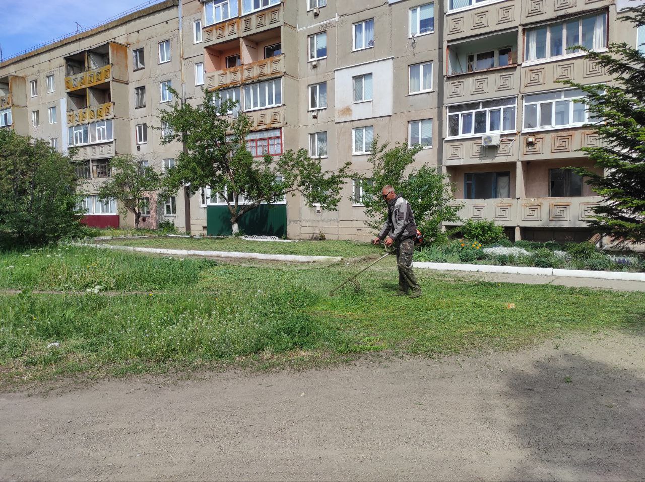 В Краснолучском городском округе продолжаются работы по благоустройству территорий С целью предупреждения возникновения и распространения лесных, ландшафтных природных пожаров на этой неделе на территории Краснолучского городского округа проводился регулярный покос травы. Выполненные работы: г. Красный Луч - выполнялись работы по покосу травы на территории общей площадью 81429 м². г. Петровское – выполнены работы на площади 12 656 м². г. Миусинск - 700 м². г. Вахрушево - привели в порядок 1600 м². пгт. Софиевский – работы проведены на территории 2300 м². пгт. Хрустальное – скошена трава на 150 м² подведомственной территории. пгт. Запорожье – покос травы общей площадью 400 м². пгт. Штеровка – приведено в порядок 80 м² подведомственной территории. Администрация муниципалитета продолжает системную работу по благоустройству, создавая комфортные условия для жителей.