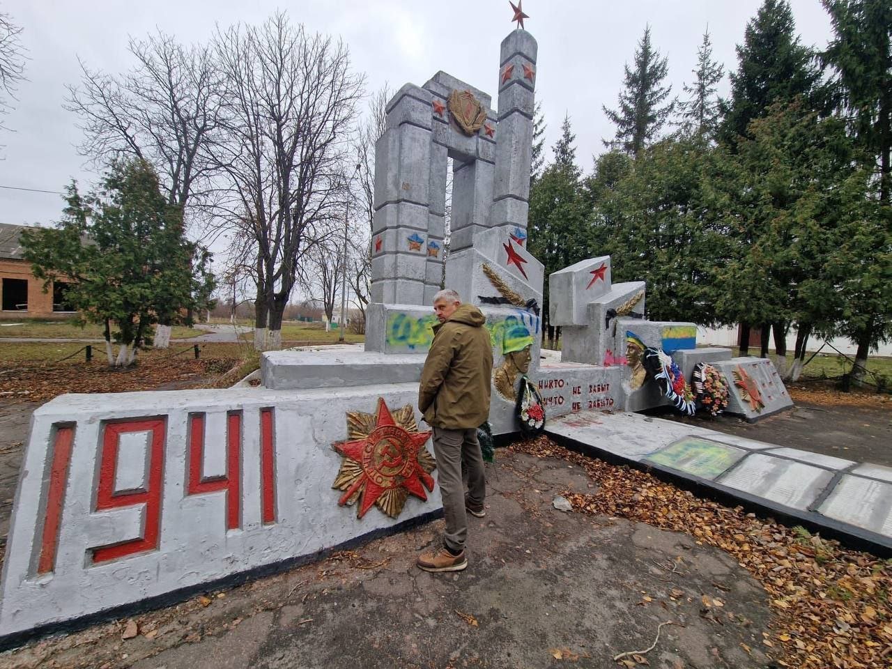 Журналист из Литвы Валдас Барткевичус, который в прошлом году осквернил братскую могилу в Судже потерял пальцы на руке. В его руках взорвался какой-то пакет    Мы всё знаем с 2014-го! Подпишись!