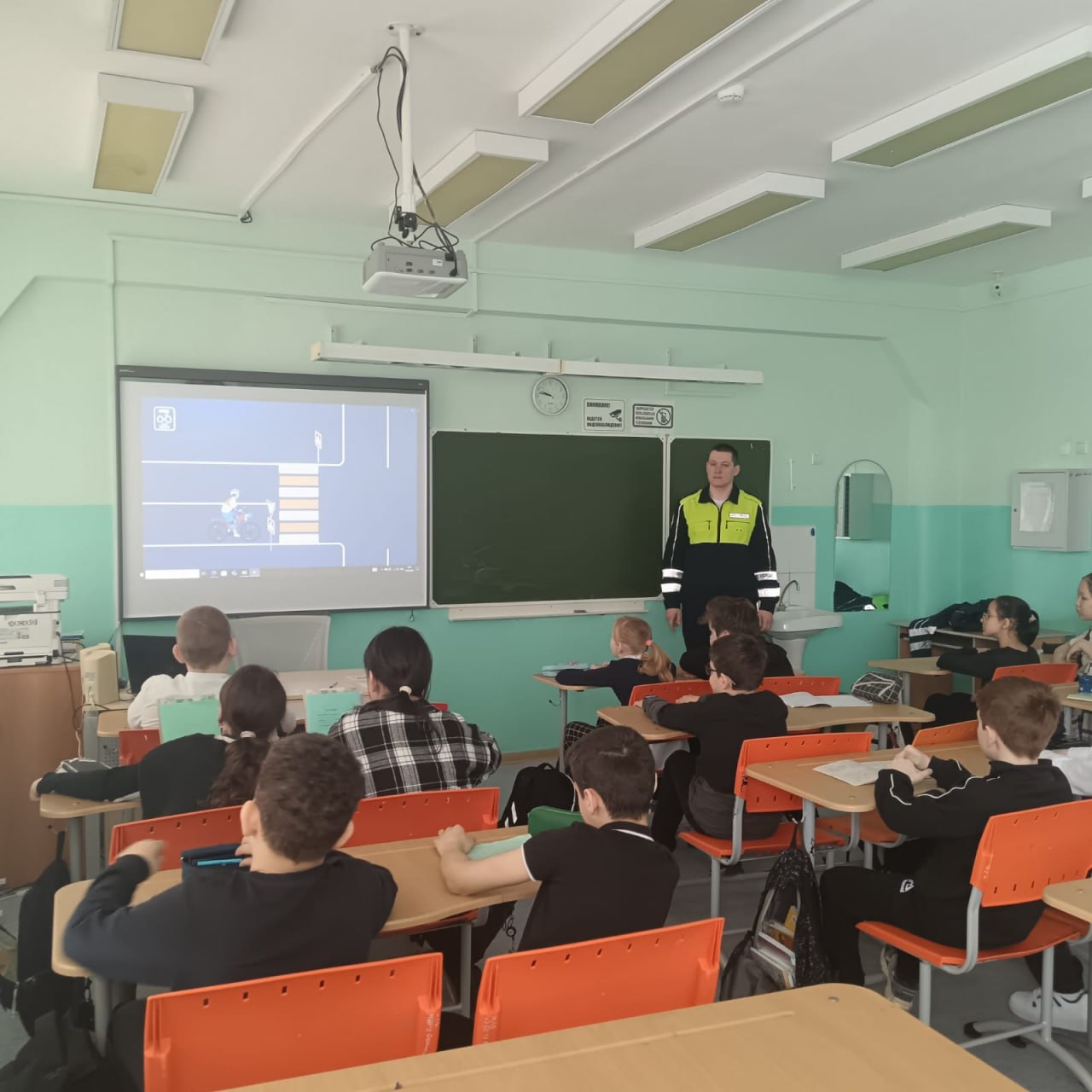  Пуровские автоинспекторы провели профилактические беседы в СОШ № 2 г. Тарко-Сале. 14 мая сотрудники Госавтоинспекции в рамках профилактического мероприятия «Внимание — дети!» рассказали учащимся о том, как правильно вести себя на дорогах, пешеходных переходах и в общественном транспорте. Особое внимание было уделено правилам при использовании СИМ. Полицейские призвали спешиваться при переходе проезжей части и использовать защитные приспособления: шлем, наколенники, налокотники, световозвращатели, а также отказаться от использования смартфонов, наушников и других гаджетов. #мвдроссии #полиция #гибддянао #гибдд #янао #пуровскийрайон