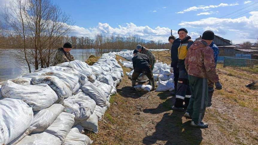 В Омской области отремонтируют 21 дорогу, поврежденную паводком  Дороги на севере Омской области, поврежденные прошлогодним паводком, будут восстановлены, в том числе, с участием средств федерального бюджета, сообщил губернатор Виталий Хоценко.  - Омская область получила все необходимые заключения и подала заявку на получение федерального финансирования. В перечень  пострадавших объектов входит 21 участок автомобильных дорог, - уточнил глава региона.  В прошлом году за счет областного бюджета начали восстанавливать дороги на территории Знаменского, Тевризского, Усть-Ишимского районов. Сейчас регион рассчитывает на помощь Минтранса РФ и федерального правительства.