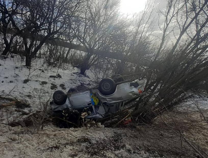 Вчера утром в Хохольском районе 77-летний водитель автомобиля «ВАЗ-210740» съехал в кювет и опрокинулся.  Пострадавший был доставлен в больницу.   Фото: Полиция Воронежской области     Подписаться Типичный Воронеж