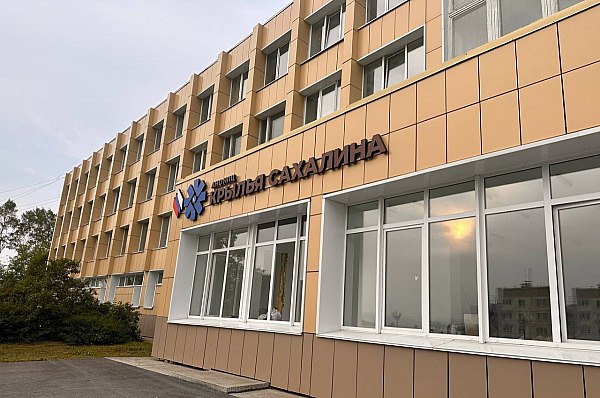На Курилах провели испытания беспилотников для доставки лекарств в труднодоступные районы Специалисты провели серию испытаний по применению беспилотников для доставки медикаментов в труднодоступные районы на курильском острове Итуруп. Об этом сообщает Прайм со ссылкой на пресс-службу правительства Сахалинской области. "Тестирование осуществили сотрудники научно-производственного центра "Крылья Сахалина". Проверка выполнялась на маршруте райцентр Курильск – село Горячие Ключи и обратно. Путь по земле занимает около часа, в зимой больше из-за сложного состояния местных дорог. Однако использование БПЛА позволило сократить время доставки лекарств до 22 минут. Испытания прошли штатно, подтвердив возможность эффективного использования данной технологии для нужд здравоохранения на Курилах", – говорится в сообщении. aviaru.net/n284131
