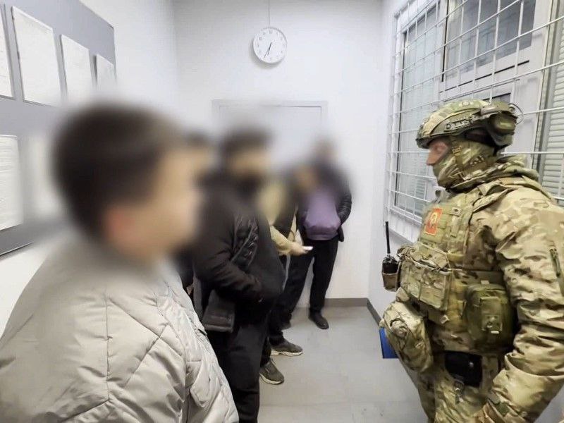 В Красноярском крае 35 иностранцев лишили гражданства за тяжкие и особо тяжкие преступления 30 человек потеряли российский паспорт за хранение и передачу наркотиков, другие — за убийство, насилие и распространение информации о запрещённой деятельности в Интернете. Виновным дали реальные сроки. После отбывания назначенного наказания иностранцы будут обязаны покинуть Россию. В случае если мигранты проигнорируют предписание, их выдворят из страны в принудительном порядке.