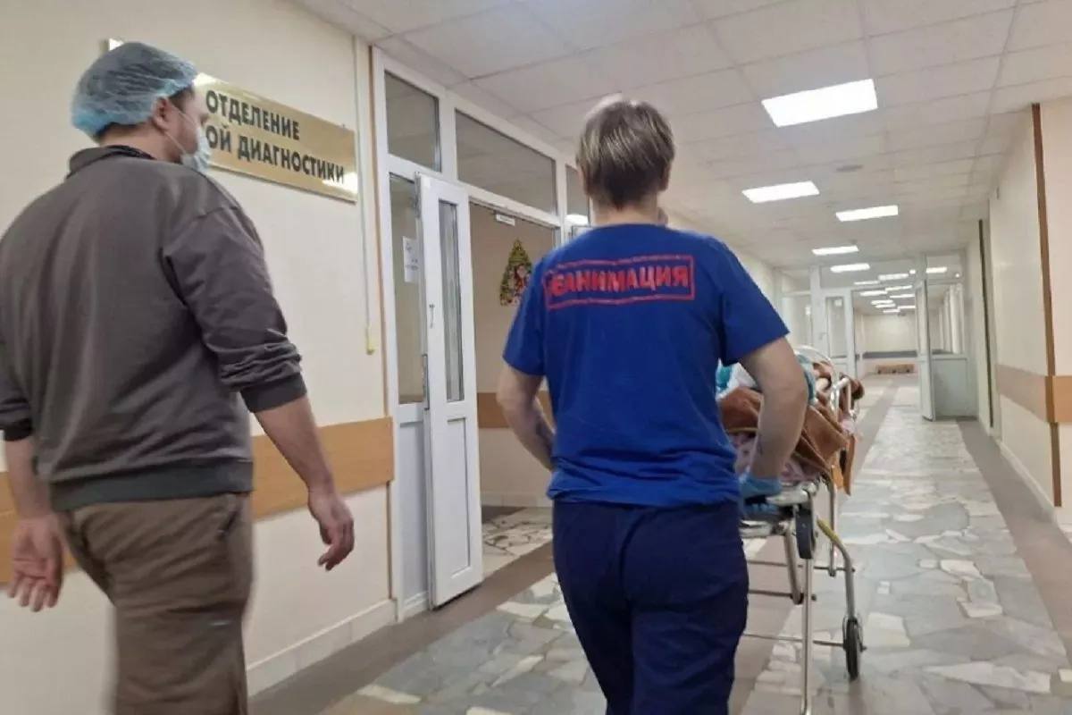  Покусанному хаски в Сочи мальчику провели операцию по восстановлению носа. Отец 9-летнего мальчика, которому собаки разорвали лицо в Сочи, Валентин Королев рассказал о состоянии сына. Ребенок уже перенес несколько реконструктивно-пластических операций. На очередной операции врачи в течение шести часов восстанавливали нос мальчику. Следующий этап уже после реабилитации — это восстановление губы.