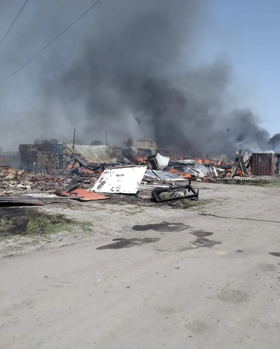 Воинские части привлекли к тушению пожара в гаражном массиве в Серышеве Крупный пожар произошел 27 мая в гаражном массиве в поселке Серышево. На момент прибытия пожарных и добровольцев кровля гаража в середине массива горела открытым пламенем, пожар распространялся во все стороны. К 15:00 пожар был локализован, его ликвидация продолжается. Жилые дома не пострадали. "В тушении пожара участвуют ПЧ-63 поселка Серышево, пожарный пост села Малая Сазанка, ПЧ-4 ГУ МЧС России, воинские части Украинки и Арги, добровольная пожарная дружина", - сообщает Амурский центр гражданской защиты и пожарной безопасности. Причина возгорания уточняется. Информация о происшествии будет уточняться по мере развития событий. Ранее сообщалось, что, по предварительным данным, сгорело несколько десятков гаражей. ТЕЛЕПОРТ.РФ – здесь все об Амурской области Написать нам