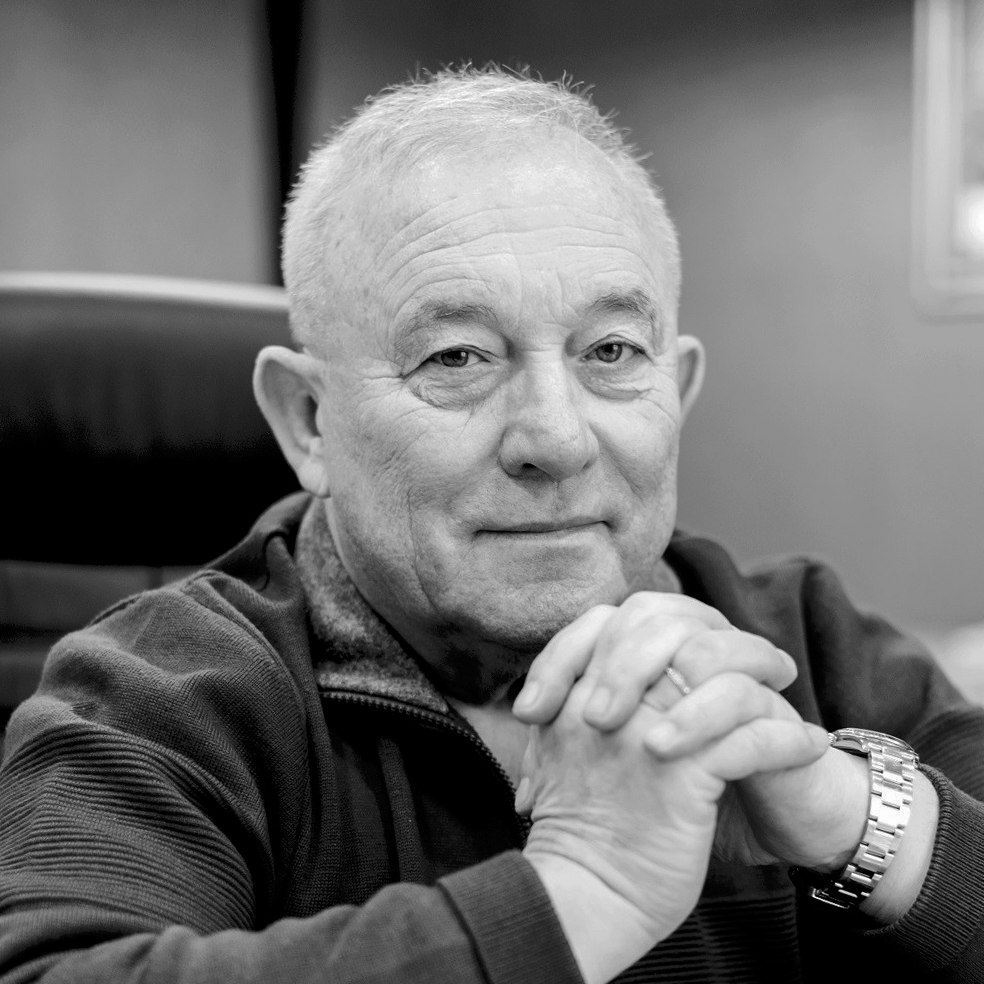 Умер политик и публицист Михаил Бахарев Он был также общественным деятелем заслуженным журналистом и главным редактором газеты Крымская правда на протяжении многих лет Об этом сообщил глава Крыма Сергей Аксенов По его словам вклад Бахарева в защиту русского языка и культуры невозможно переоценить также как и в продвижение идей Русского мира и подготовку идейной почвы Крымскойц весны Выражаю самые искренние соболезнования Константину Михайловичу Бахареву всем родным и близким Михаила Алексеевича всем кто его знал разделяю вашу боль Вечная память и Царствие Небесное настоящему человеку и патриоту написал Аксенов 0 Подписаться на РИА Новости Крым в Telegram MAX VK