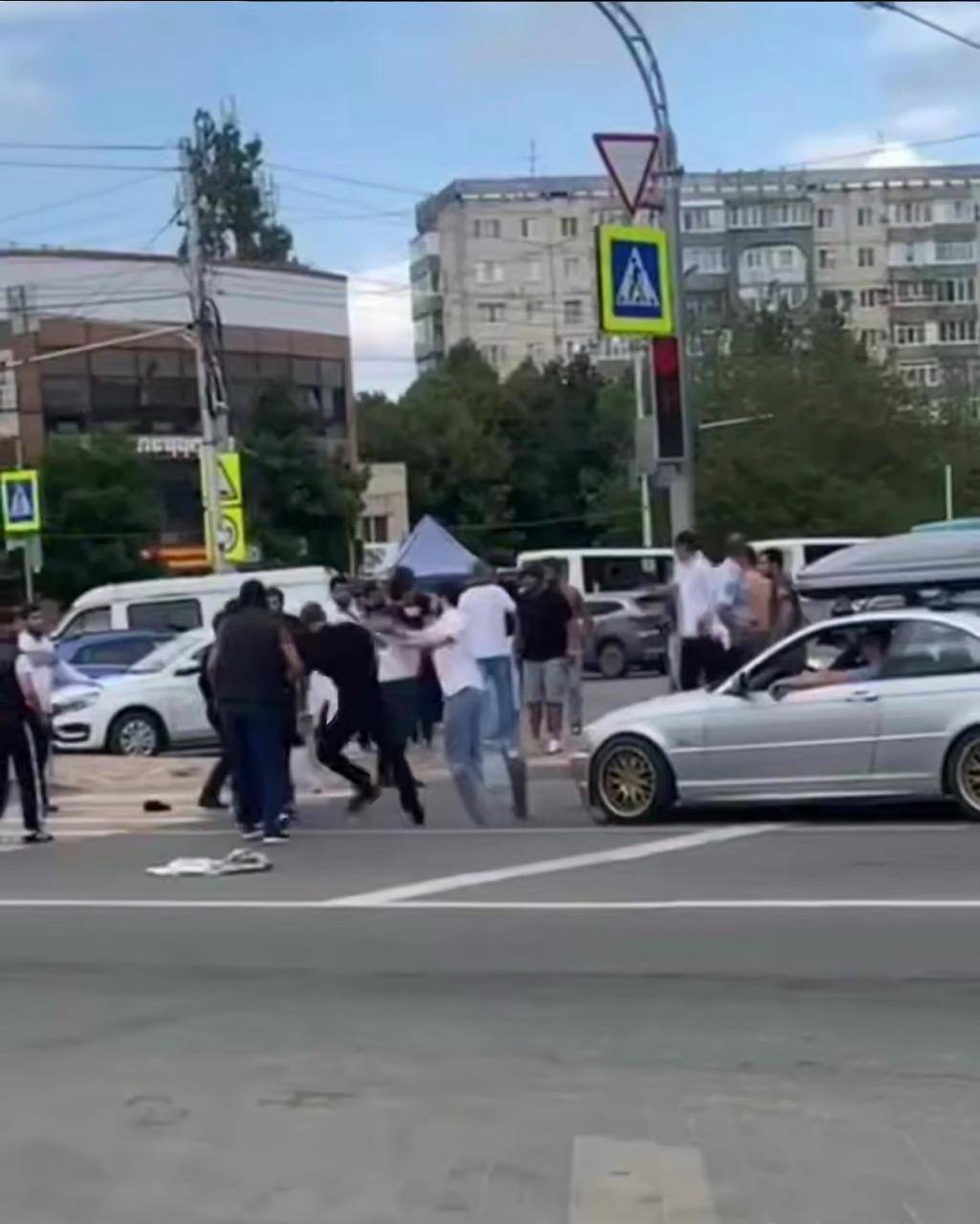 Полицейские Ставрополя выясняют обстоятельства потасовки на проспекте Юности В дежурную часть ОП № 3 Управления МВД России по городу Ставрополю от граждан поступило сообщение о массовой потасовке на проспекте Юности краевого центра. На место незамедлительно прибыл наряд патрульно-постовой службы полиции. Правоохранители пресекли противоправные действия и доставили в отдел полиции для дальнейшего разбирательства 11 человек, трое из которых являются несовершеннолетними. В настоящее время полицейскими устанавливаются обстоятельства конфликта. По результатам проведенных мероприятий будет принято решение в соответствии с законодательством.