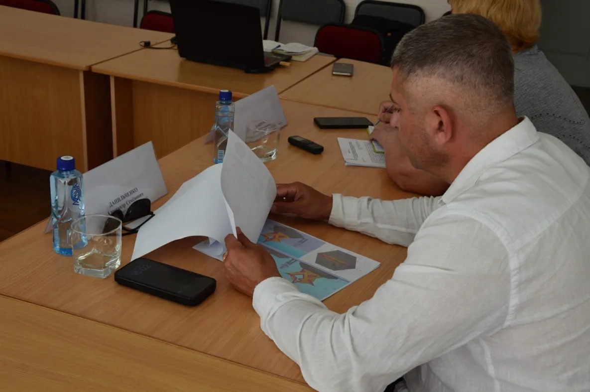 Память участников СВО в Амурске увековечили мемориалом Мемориальный знак участникам СВО изготовили в Амурске Создан знак на народные средства 681 тысячу рублей Торжественная церемония открытия памятного знака состоится 4 ноября на городской набережной Для установки выбран Сад памяти на набережной Здесь ранее уже высадили деревья в память о бойцах Памятный знак выполнен в 3D формате Однако это лишь часть мемориального комплекса Уже сейчас приступили к разработке идеи того как должна выглядеть вторая часть памятника Планируется установить по кругу 11 плит на которых будут выбиты имена наших героев земляков бойцов СВО todaykhv