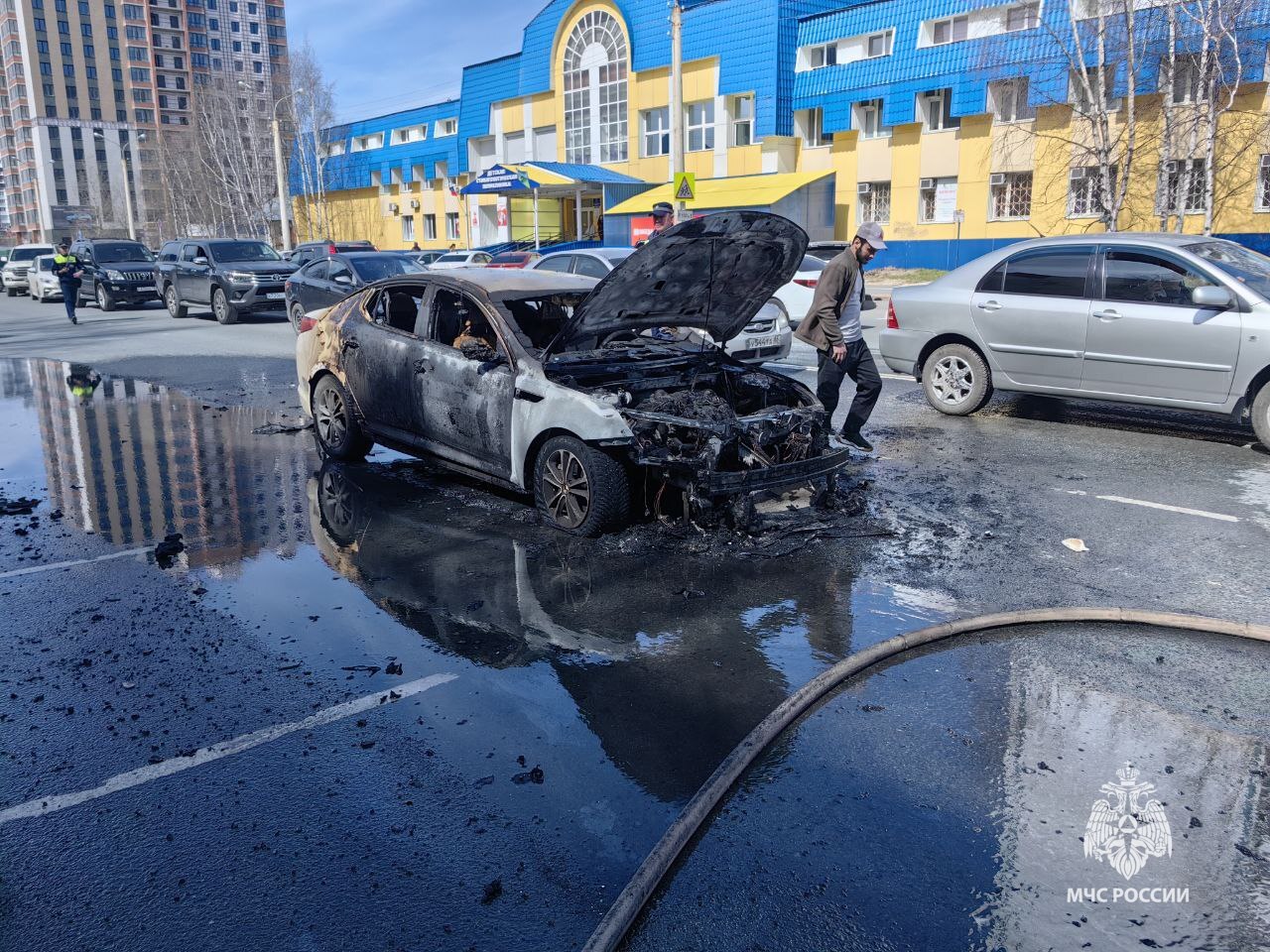 Огнеборцы Нижневартовска ликвидировали возгорание автомобиля По прибытию первых подразделений пожарной охраны автомобиль полностью охвачен огнём, угрозы распространения огня нет. В результате пожара автомобиль уничтожен полностью. Причина – неисправность систем, механизмов и узлов транспортного средства. МЧС Югры напоминает: следи за исправностью машины; приобрети огнетушитель; проходи техническое обслуживание авто; никогда не заправляйся при включенном двигателе. МЧС ХМАО-Югры #МЧСХМАО #МЧСЮгры #МЧС_ХМАО_Югры #Происшествия
