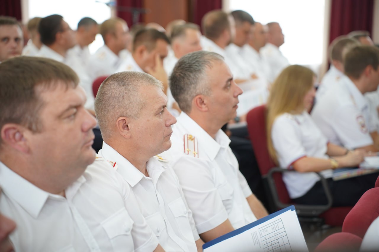 Борьба с незаконным оборотом наркотиков и противодействие экономическим преступлениям Сотрудниками правоохранительных органов выявлено 4231 наркопреступление. Показатель вырос на 13,7 %. Из незаконного оборота изъято без малого тонна наркотиков , что в 2,6 раза превышает уровень предыдущего периода. Пресечена деятельность двух нарколабораторий, о чем мы писали здесь и здесь. Одним из основных направлений деятельности полиции остается противодействие экономической преступности. Правоохранительными органами задокументировано 600 преступлений коррупционной направленности, в том числе 130 фактов дачи взятки. #мвд74 #полиция74 #ПолицияЧелябинскойобласти #Челябинскаяобласть