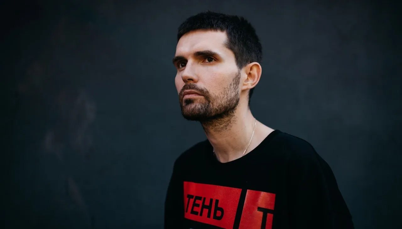 Apple и SoundCloud заблокировали для пользователей из России восемь треков Noize MC Под цензуру попали композиции из альбома «Не все дома» «Страна дождей», «Не все дома», «Кооператив „Лебединое озеро“» и «Криокамеры» и песня «Чайлдфри», которую исполнитель записал вместе с Монеточкой. Внимание на это обратила «Роскомсвобода». Ранее эти треки были удалены с российских стримингов по требованию Роскомнадзора с точки зрения ведомства — за «распространение недостоверной общественно-значимой информации» . Позже они появились в реестре запрещенных сайтов. Кроме того, в конце апреля прокуратура потребовала запретить в стране песню «Кооператив "Лебединое озеро"». Noize MC выпустил десятый альбом «Не все дома» 14 марта 2025 года. Он включает в себя 16 песен, из которых семь выпущены впервые. Это первый альбом артиста с начала российского вторжения в Украину. Каким получился альбом артиста — читайте в рецензии на сайте «Новой-Европа». Подписаться на «Новую-Европа»