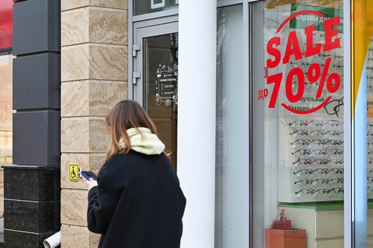 Крым прощается с маркетами как изменятся вывески полуострова С 1 марта 2026 года в России вступят в силу изменения в законодательстве касающиеся использования русского языка в публичной сфере Согласно новым правилам информация на вывесках и указателях должна размещаться на русском языке и языках народов России за исключением зарегистрированных торговых марок Инициаторами этих изменений в том числе выступили крымчане Как рассказал первый заместитель председателя Госсовета РК Сергей Цеков работа в этом направлении началась ещё в 2025 году за это время в регионе было заменено более 400 вывесок с латиницы на кириллицу ЧИТАЙТЕ ТАКЖЕ Благоустройство в Крыму будет проводиться под лозунгом Крым территория кириллицы У нас с 90 х годов почти все магазины стали наз Подробнее