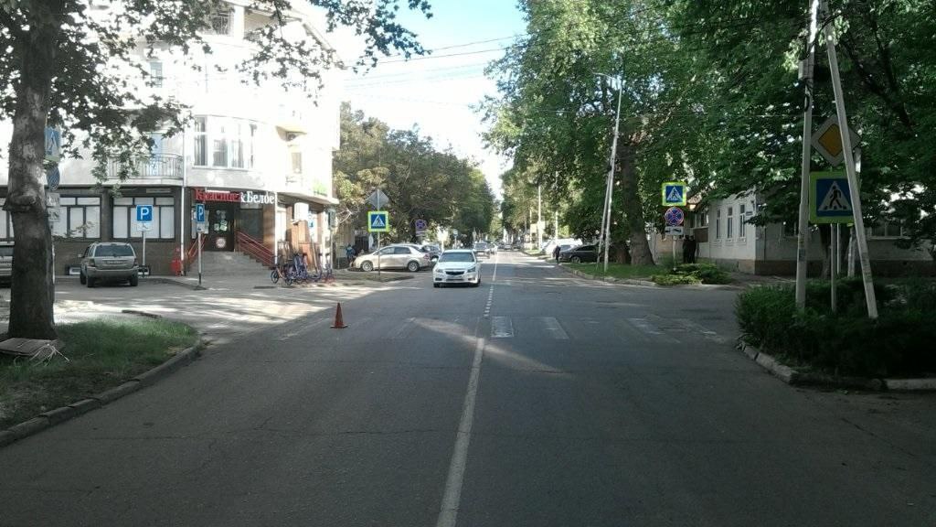 1 2 3 4 5 В Анапе в ДТП пострадал несовершеннолетний велосипедист На улице Гребенская, водитель автомобиля Хёндэ, 81-летний местный житель, двигаясь от улицы Чехова в сторону улицы Самбурова, допустил наезд на несовершеннолетнего велосипедиста возрастом 8 лет, который пересекал проезжую часть дороги по нерегулируемому пешеходному переходу справа налево по ходу движения транспортного средства на велосипеде не спешившись. В результате ДТП несовершеннолетний получил телесные повреждения и был госпитализирован в городскую больницу города Анапа. Предварительная причина дорожно-транспортного происшествия: нарушение велосипедистом пункта 24.8 Правил дорожного движения, а именно велосипедистам запрещается пересекать дорогу по пешеходным переходам. Сотрудники Госавтоинспекции устанавливают все обстоятельства дорожно-транспортного происшествия. Полиция Анапы Вконтакте Одноклассники Rutube Дзен