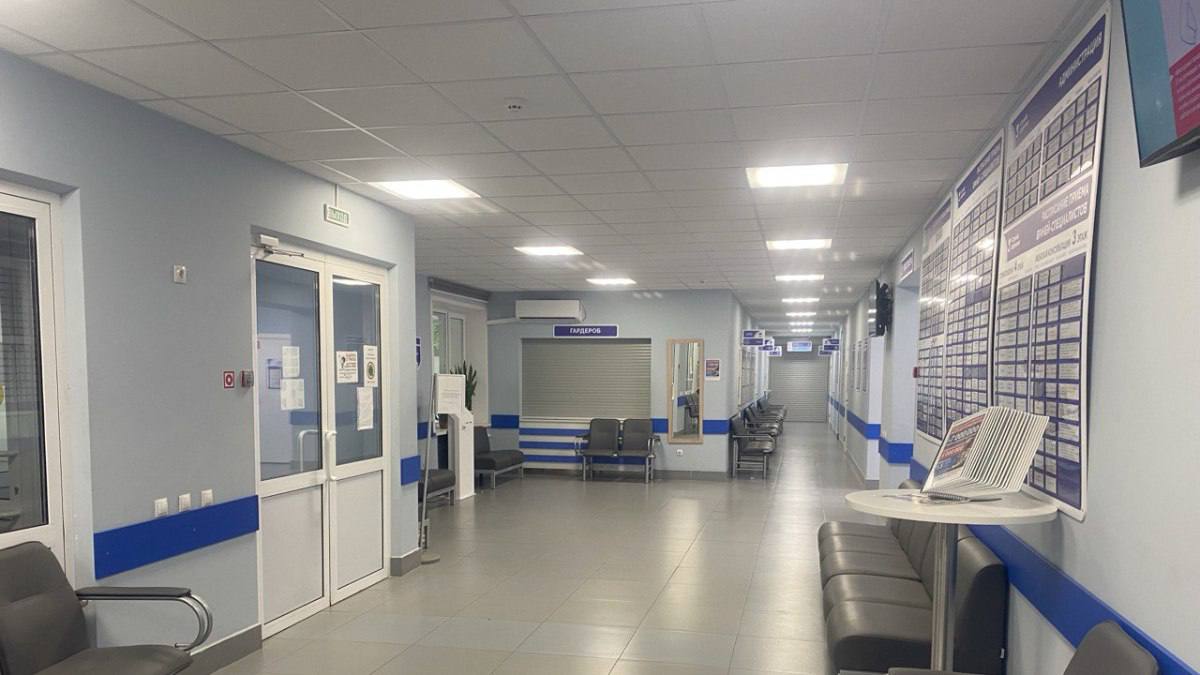 Стала известна судьба третьего рабочего при трагичном падении с 20 этажа в Самаре Появились подробности того как один из трех рабочих смог выжить после падения с огромной высоты В четверг 15 января на территории строящегося жилого комплекса в Самаре на 20 м этаже одного из домов расположенного на перекрёстке улиц Буянова и Вилоновской оборвался трос фасадной подъёмной люльки В ней находились трое рабочих занимавшихся остеклением  Двое погибли на месте ЧП однако по данным источника ГТРК Самара в силовых ведомствах один из трех рабочих выжил благодаря тому что во время падения его нога случайно обвязалась тросом Мужчина заработал перелом ноги и согласно прогнозам врачей серьезной угрозы его жизни сейчас нет   ГТРК Самара ЕЩЁ Самара в МАХ Подписаться на ЕЩЁ Самара Прислать НОВОСТЬ