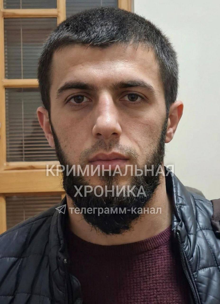 МВД Дагестана разыскивается житель Дербента Яралиев Ражидин Тажидинович 1997 г р Он подозревается в убийстве без вести пропавшей и разыскиваемой ранее Магомедовой Мальвины Ферзуллаевны 29 05 1989 г р которая пропала 23 января Расчлененные и обгоревшие останки женщины обнаружены сотрудниками Уголовного розыска Дербентского района на окраине села Чухверкент Сулейман Стальского района В причинах и обстоятельствах произошедшего разбираются правоохранители МВД республики просит сообщать о значимой информации о местонахождении разыскиваемого лица по телефонам  8 8722 99 45 00  99 41 39  8 964 050 14 14