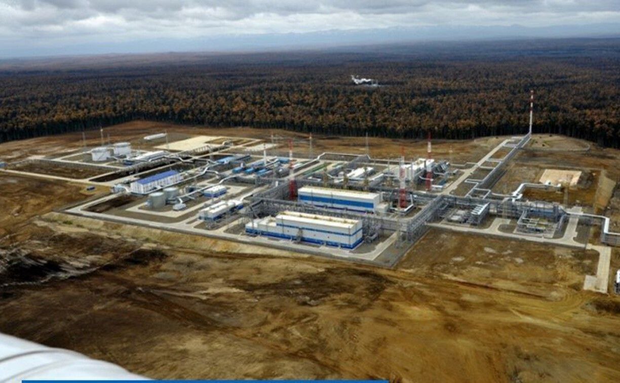 Через магистральный газопровод в Ногликском районе временно запретили проезд Плановый ремонт пройдёт на участке магистрального газопровода "Сахалин - Хабаровск - Владивосток" в Ногликском районе. Период - с 08:00 1 июля до 08:00 8 июля. Место - ориентировочно 701-й километр федеральной дороги на север и 10-й километр на запад. Работы связаны с выпуском газа в атмосферу и могут быть опасны для людей и животных, а также целостности механизмов и машин. По этой причине категорически запрещён проход людей, проезд машин и перегон скота через газопровод с 1 по 8 июля. Нахождение людей и механизмов в этот период в радиусе 300 метров от газопровода по обе стороны от оси газопровода также запрещается. В случае нештатных ситуаций на газопроводе следует звонить по телефонам: 8 4242 49-17-15, 8-914-759-54-33.